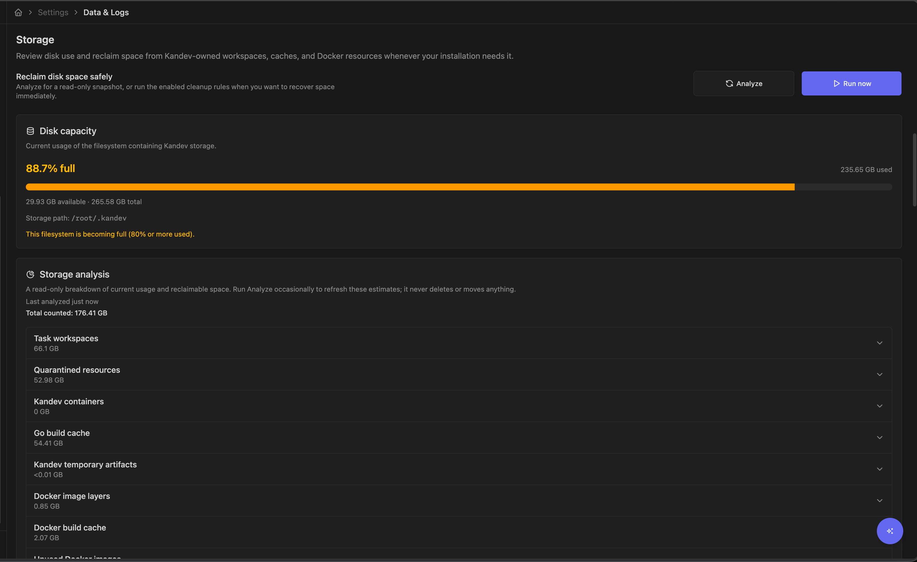 Settings > System > Data & Logs, Storage section showing disk capacity, storage analysis, and cleanup controls.